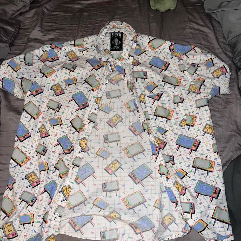SUPERMASSIVE Retro TV button up with 80’s design all over